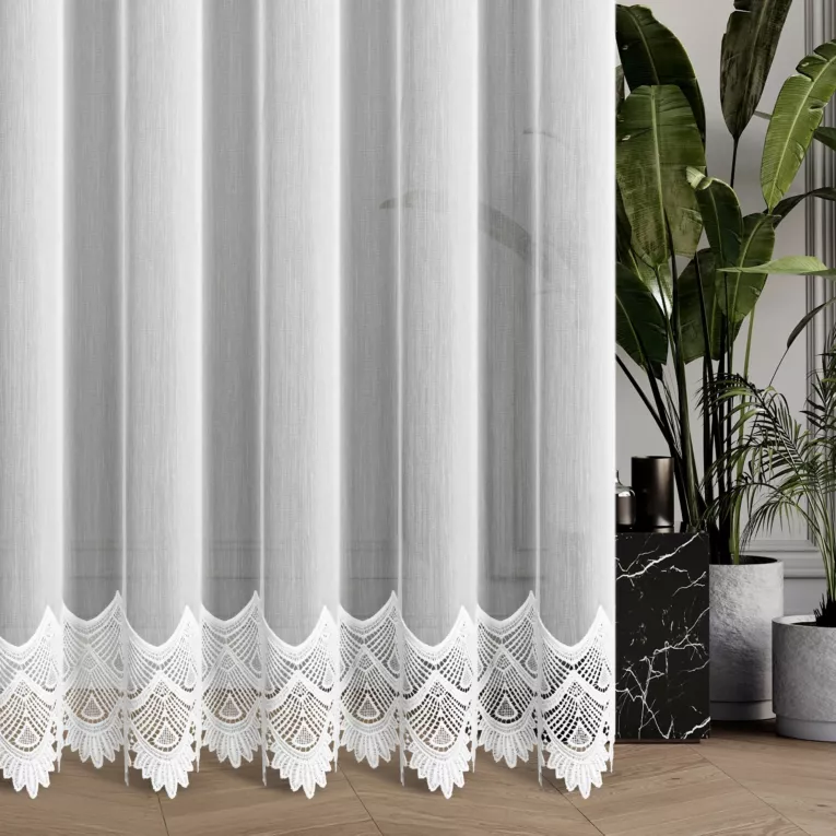 Firana szyta na taśmie 5 cm biała z tkaniny z efektem deszczyku, zdobionej geometryczną aplikacją