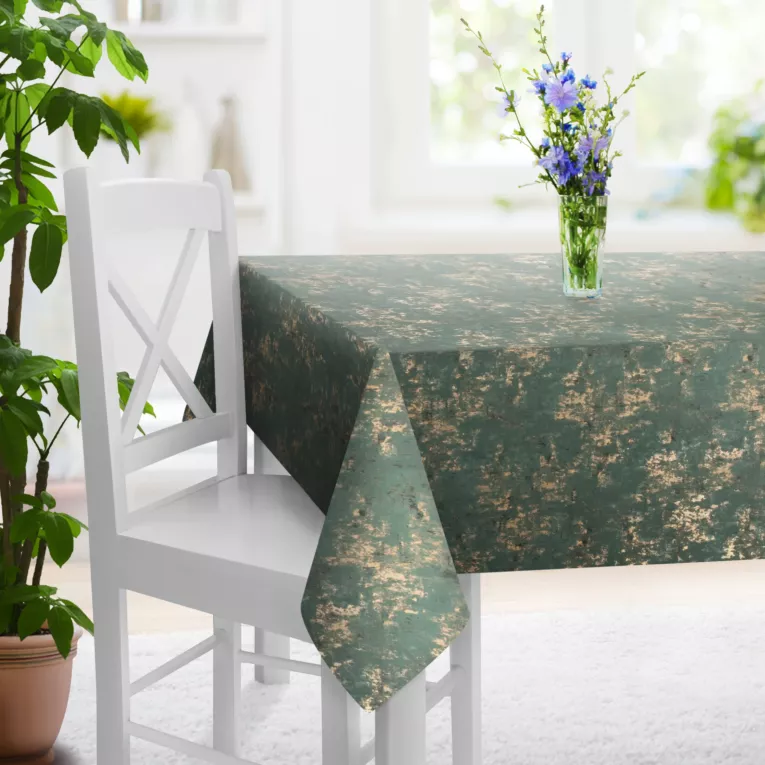 Obrus szyty jasnozielono złoty z grubej, matowej tkaniny welwetowej z połyskliwym nadrukiem Italissima Eva Minge
