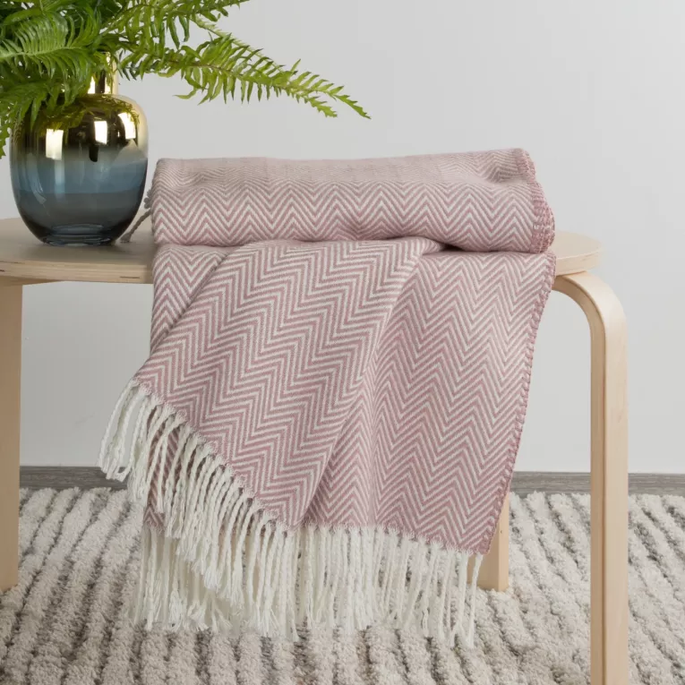 Koc bawełniano-akrylowy 180x220 cm różowo, kremowy zdobiony geometrycznym wzorem PLED