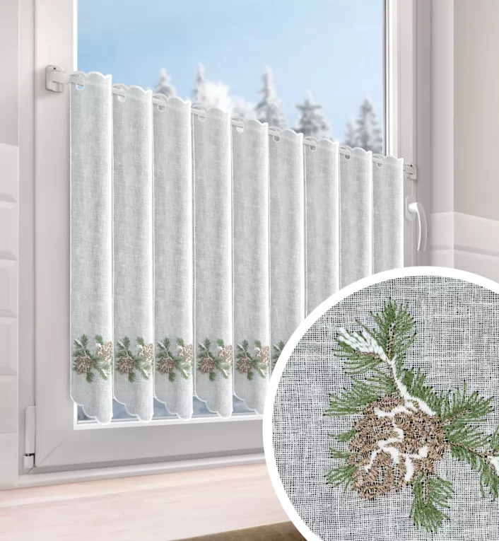 Tkanina firanowa zazdrostka z etaminy zdobiona świątecznym haftem z akcentem zimowym