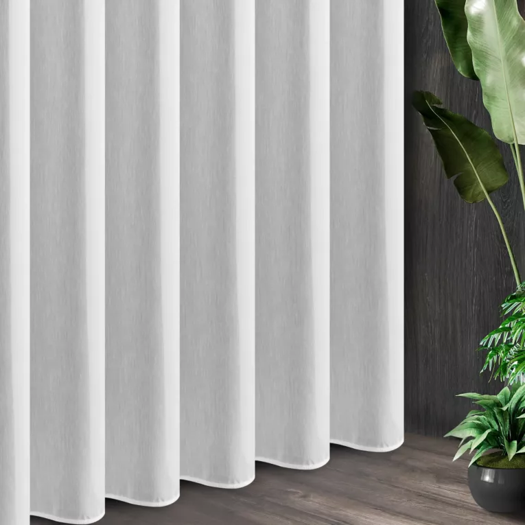 Tkanina firanowa matowy batyst o naturalnym splocie zakończona obciążnikiem