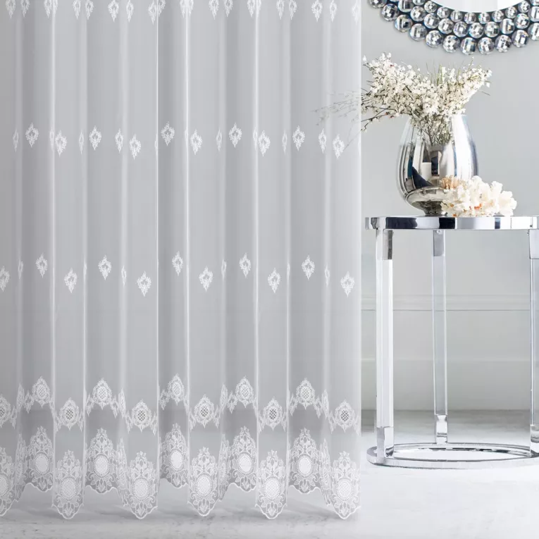 Firana szyta na taśmie 5 cm biała z delikatnej tkaniny typu PERU matowe, zdobionej pięknym, oryginalnym haftem