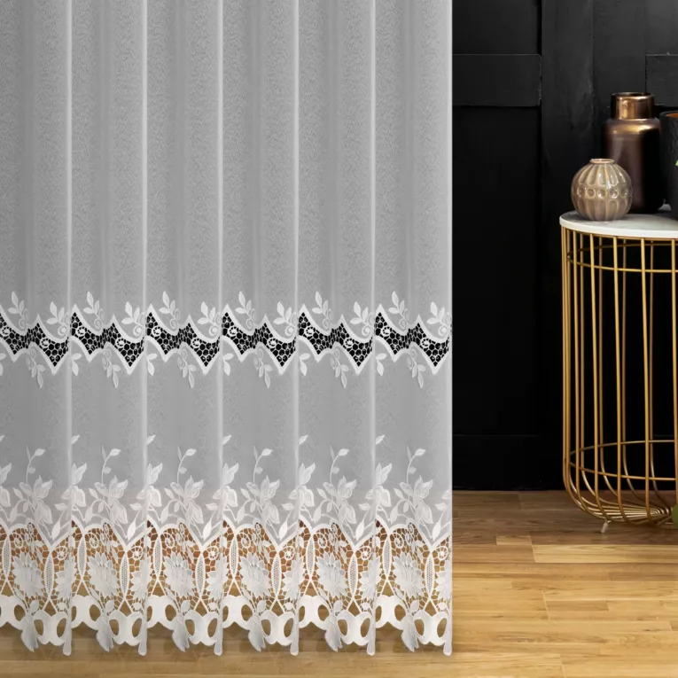 Firana szyta na flexach biała z tkaniny typu MARKIZETA, zdobionej dołem aplikacją w kształcie kwiatów