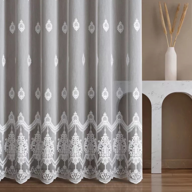 Firana szyta na taśmie fala biała z delikatnej, matowej tkaniny ozdobiona eleganckim haftem