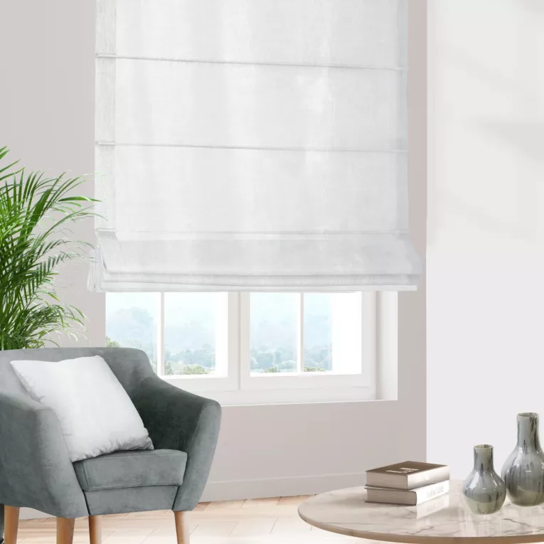 Roleta rzymska SAFARI 1 biała z miękkiej welwetowej tkaniny z połyskiem i poziomym prążkiem