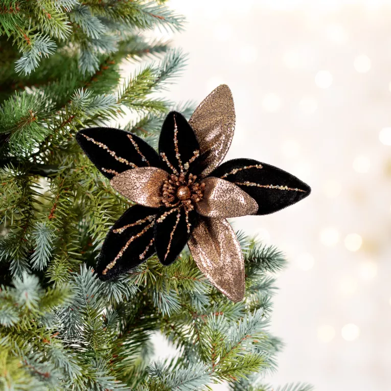 Świąteczny kwiat choinkowy z lśniącymi akcentami