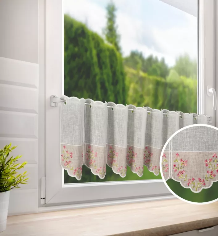 Tkanina firanowa zazdrostka z etaminy zdobiona haftem drobnych kwiatuszków