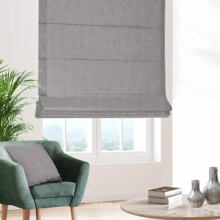 Roleta rzymska srebrna z miękkiej tkaniny welwetowej z efektem kreszowania, wykończona obciążnikiem