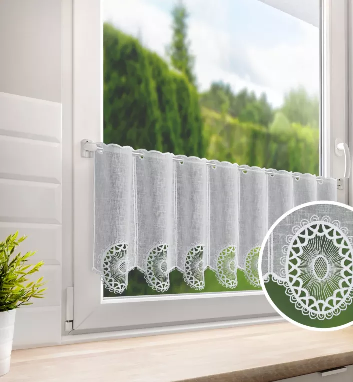 Tkanina firanowa zazdrostka zdobiona ażurowym haftem