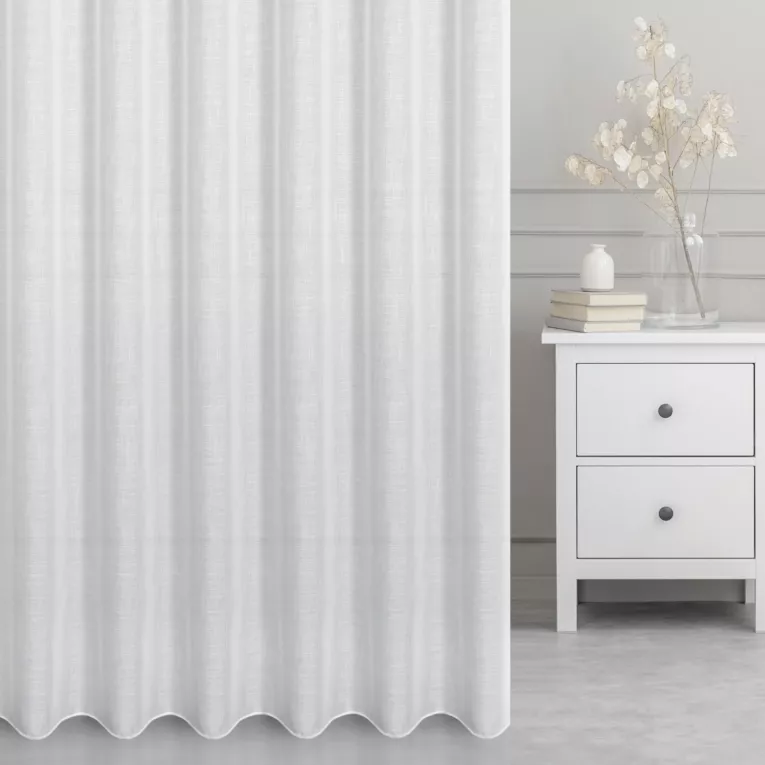 Firana szyta na przelotkach biała z lekko połyskującej etaminy o gęstym splocie, wykończona obciążnikiem