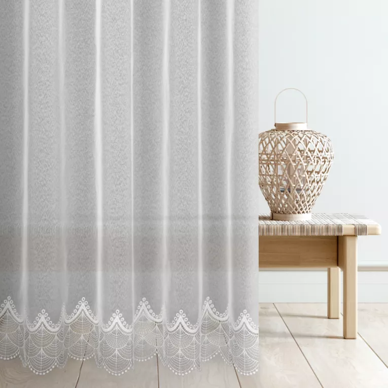 Firana szyta na taśmie 5 cm biała z matowej markizety zdobionej jednym pasem aplikacji dołem