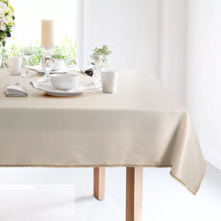 Obrus kremowy 140x220 cm LACE z szampańskim haftowanym zdobieniem