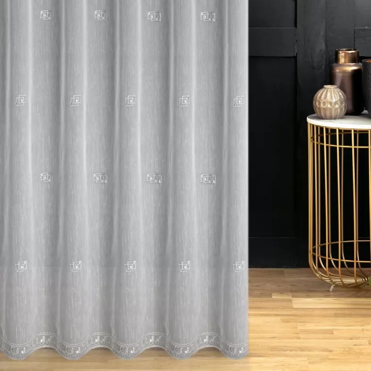 Tkanina firanowa, matowa z delikatnym deszczykiem, zdobiona geometrycznym haftem