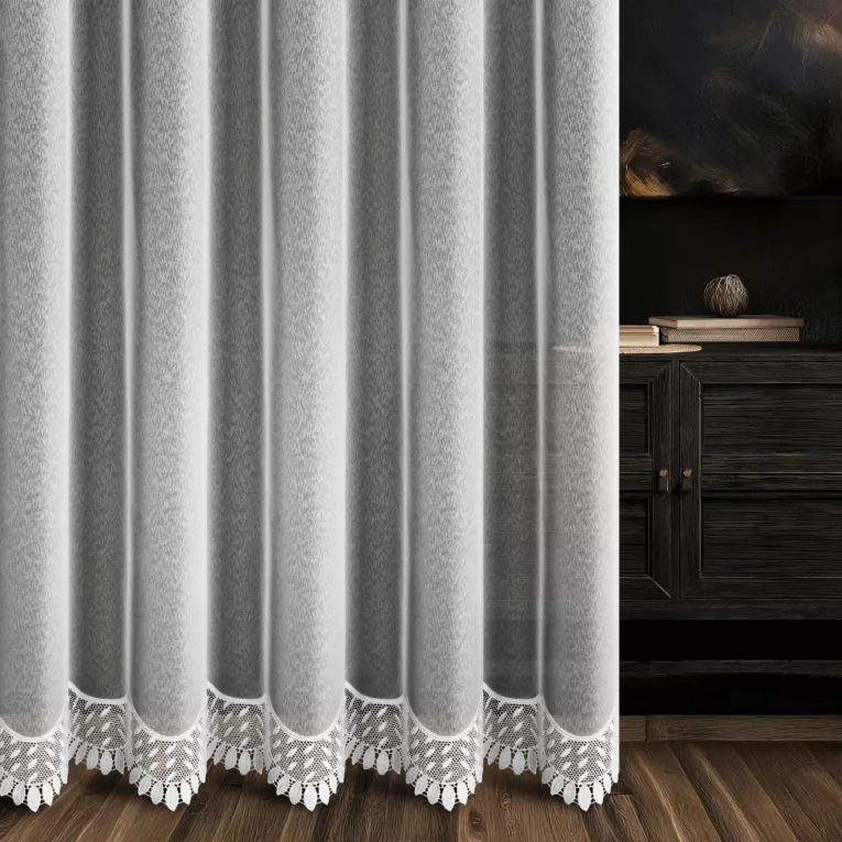 Firana szyta na taśmie 5 cm biała z markizety zdobionej jednym pasem aplikacji z geometrycznym wzorem