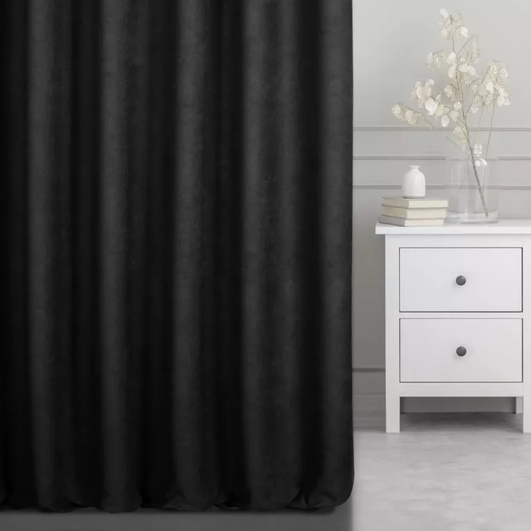 Zasłona szyta na taśmie 5 cm czarna z miękkiej tkaniny o welurowej strukturze i wyraźnym splocie