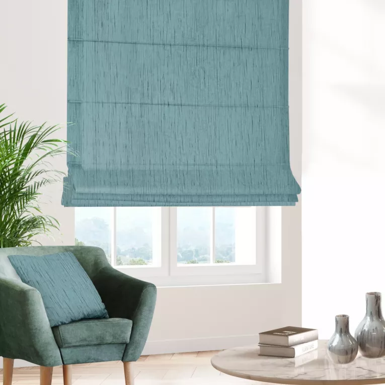 Roleta rzymska jasnoturkusowa z tkaniny welwetowej w pionowe prążki, wykończona obciążnikiem