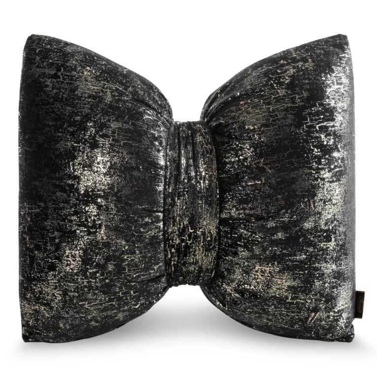 Poduszka 45x55 cm welwetowa kolor czarny w kształcie kokardy z przecieranym lśniącym wzorem KODARDA 1