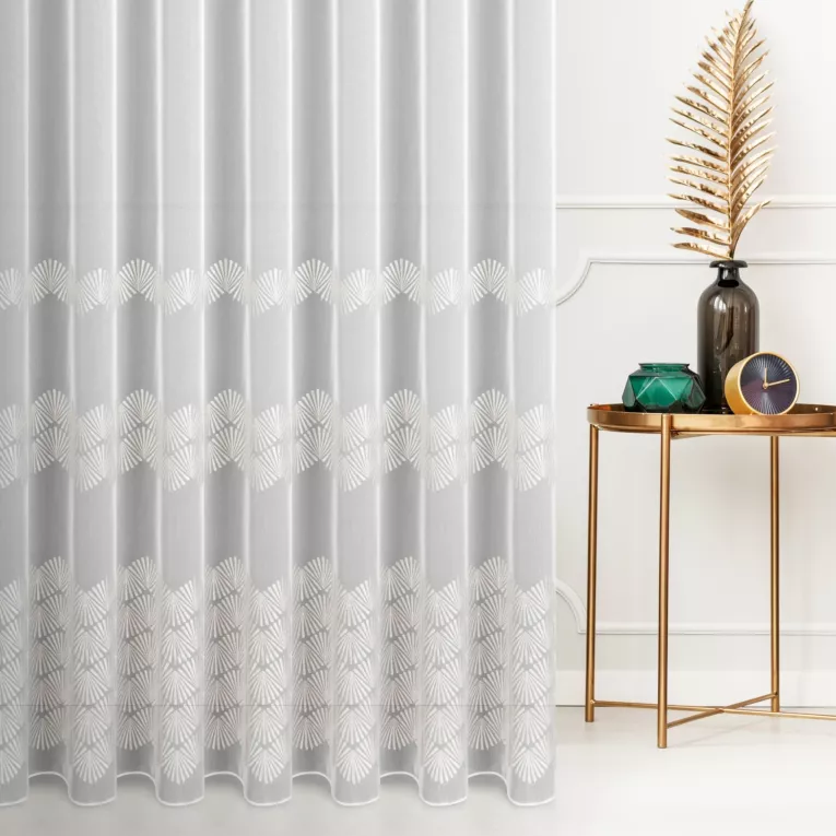 Firana szyta na taśmie 5 cm biało szampańska z matowej tkaniny z trzema pasami haftowanymi we wzór geometryczny, wykończona obciążnikiem