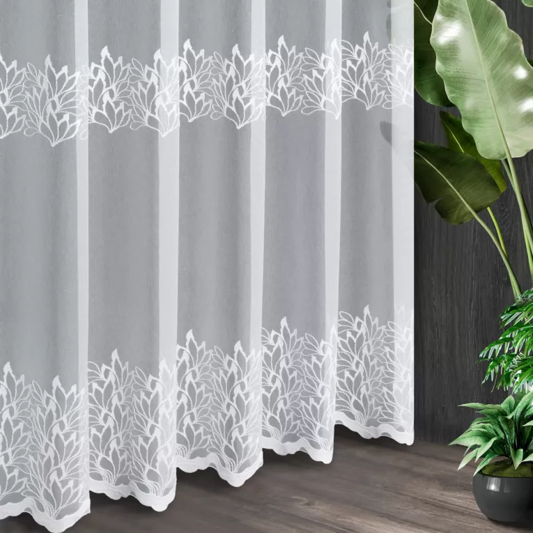 Tkanina firanowa z markizety zdobiona haftem roślinnym