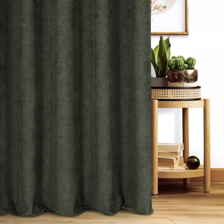 Zasłona szyta na taśmie 5 cm ciemnooliwkowa z miękkiej w dotyku tkaniny szenilowej