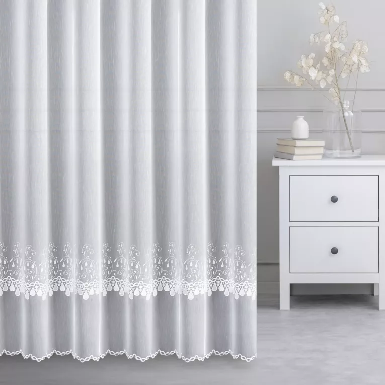 Firana szyta na taśmie 5 cm SHARMA biała z matowej tkaniny haftowanej w drobny wzór