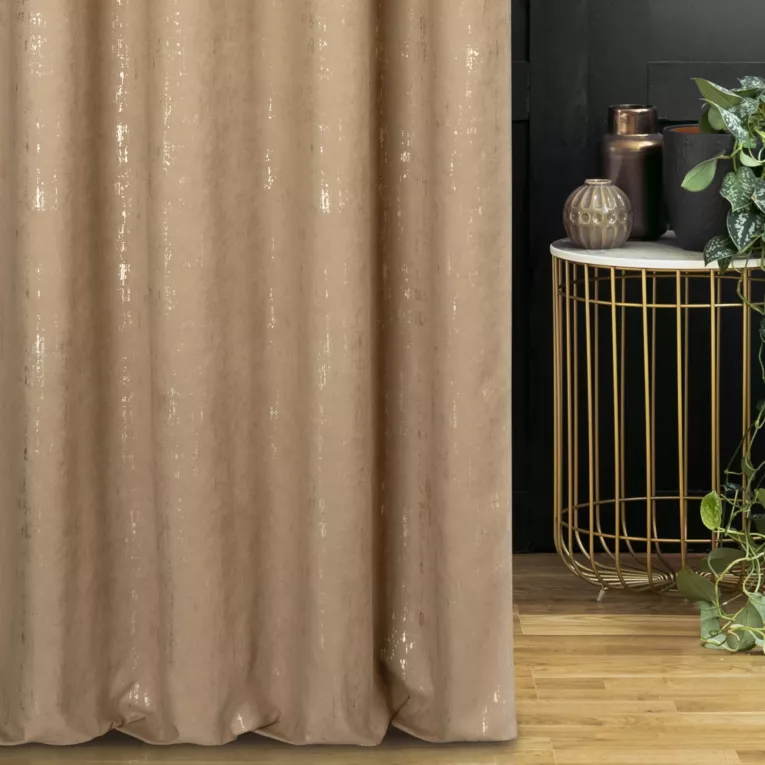 Zasłona szyta na taśmie 5 cm beżowo złocista z miękkiej tkaniny o strukturze weluru z połyskliwym nadrukiem