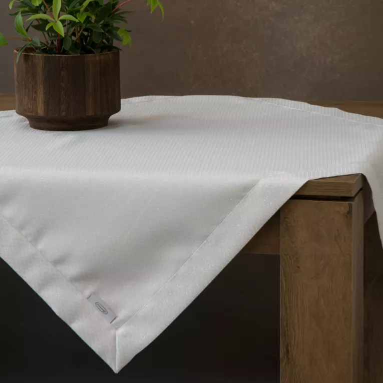 Bieżnik na stół biały  85x85 cm JOWITA zdobiony srebrną błyszczącą nicią w wzór geometryczny z elegancką listwą