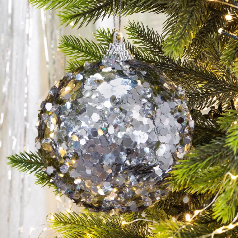Bombka choinkowa oprószona lśniącymi srebrnymi drobinkami