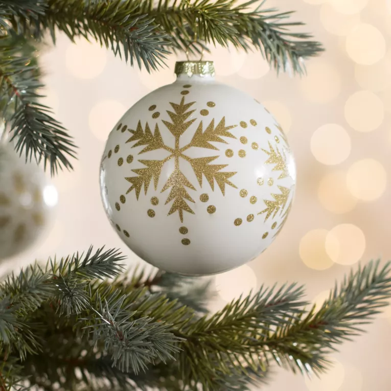 Szklana bombka choinkowa ręcznie zdobiona błyszczącym wzorem gwiazdy
