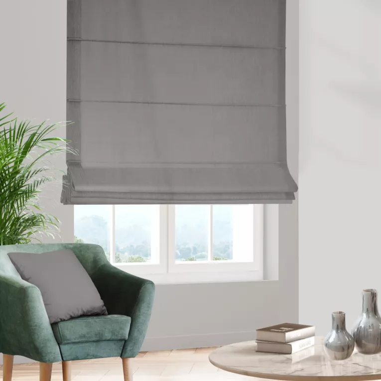 Roleta rzymska szara z gładkiej tkaniny typu Blackout zaciemniającej 100%