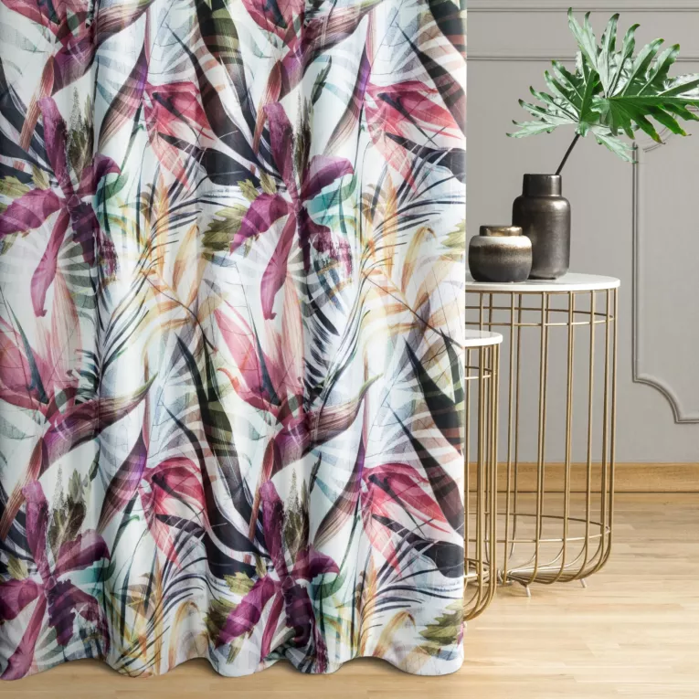 Zasłona szyta na taśmie 5 cm naturalno fioletowa z miękkiej tkaniny typu blackout drukowanej we wzór botaniczny