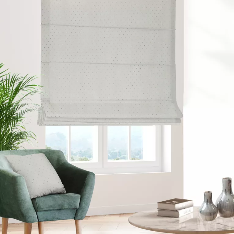 Roleta rzymska kremowo złota z gładkiej tkaniny przeplatanej błyszczącą lureksową nicią o wzorze w kropki