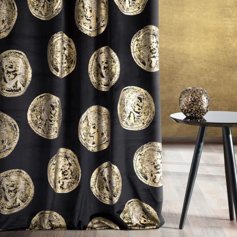 Zasłona szyta na flexach LIAM czarno złota z miękkiej welwetowej tkaniny i złotym antycznym motywem