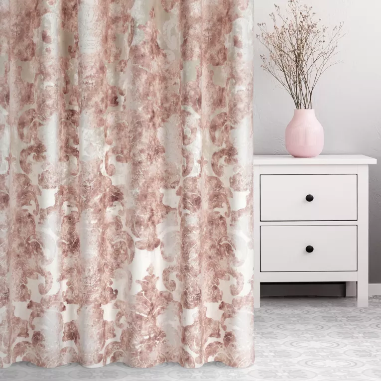 Zasłona szyta na taśmie 5 cm kremowo pudrowa z miękkiej, welwetowej tkaniny w duży wzór ornamentowy Italissima Eva Minge