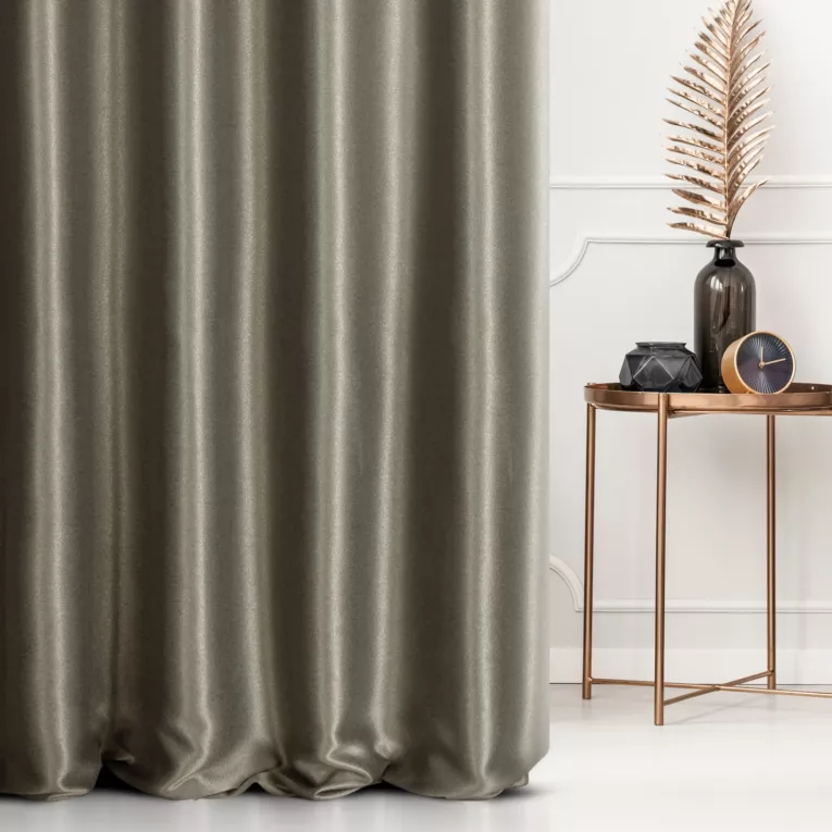 Zasłona szyta na taśmie 5 cm ciemnobeżowa z błyszczącej tkaniny zaciemniającej