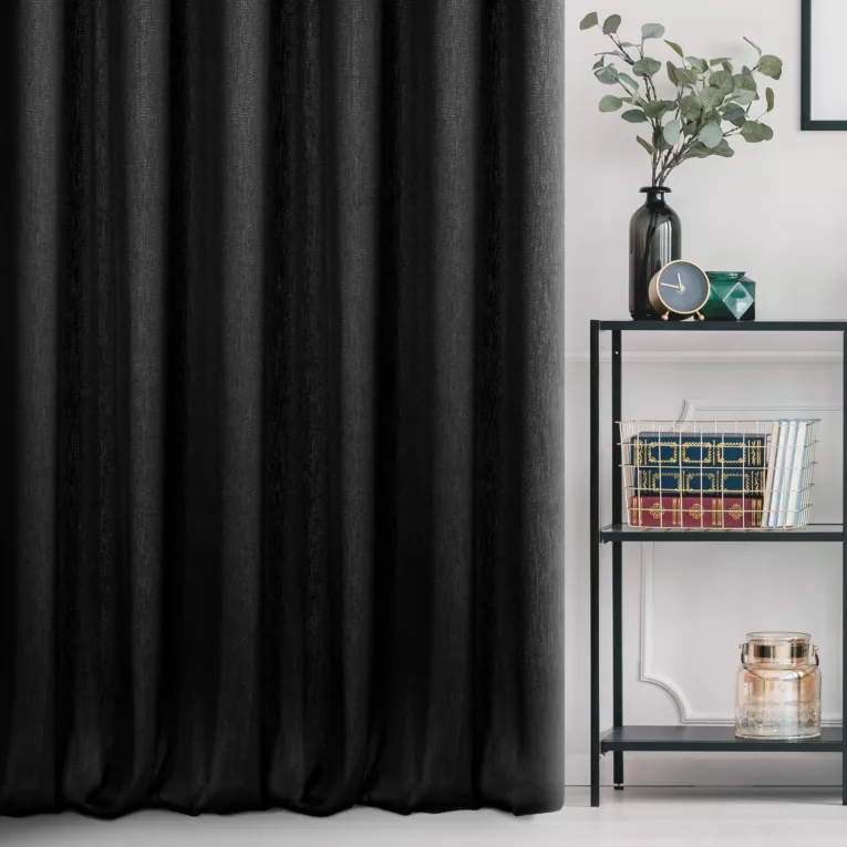 Zasłona szyta na taśmie 5 cm czarna z tkaniny strukturalnej z delikatnym połyskiem