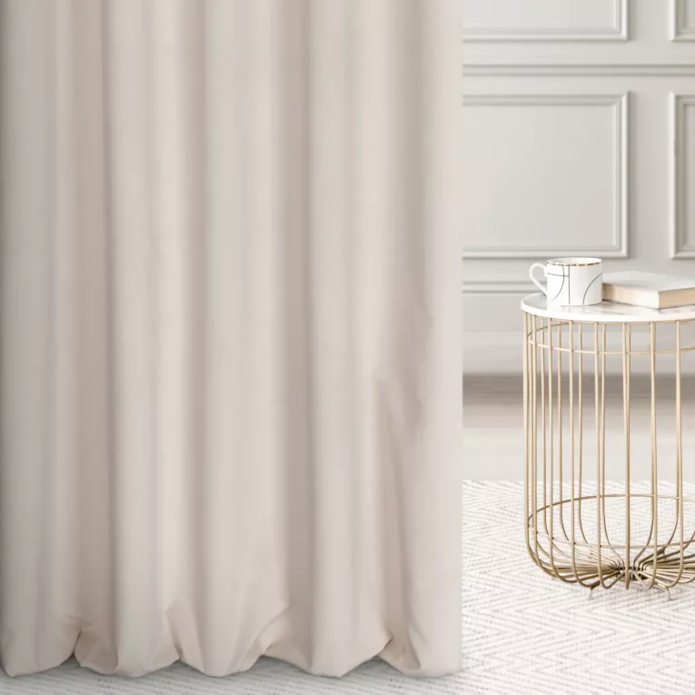 Zasłona szyta na taśmie 5 cm kremowa z grubej, matowej tkaniny welwetowej o gramaturze 380g/m2