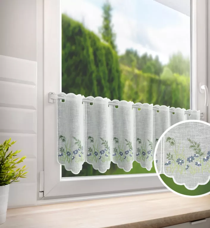 Tkanina firanowa zazdrostka z etaminy zdobiona haftem drobnych kwiatuszków