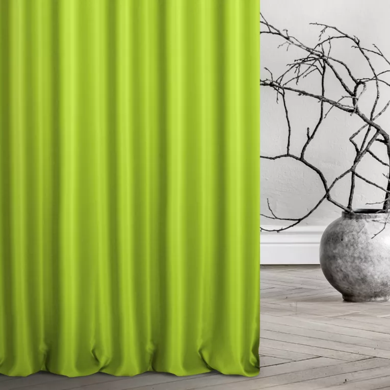 Zasłona szyta na taśmie 5 cm jasnozielona z tkaniny trudnopalnej, zaciemniającej, typu blackout