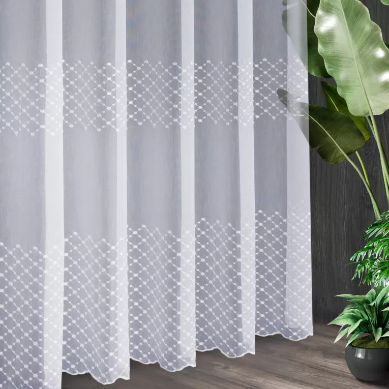 Tkanina firanowa aden, siateczka z dwoma pasami geometrycznego haftu