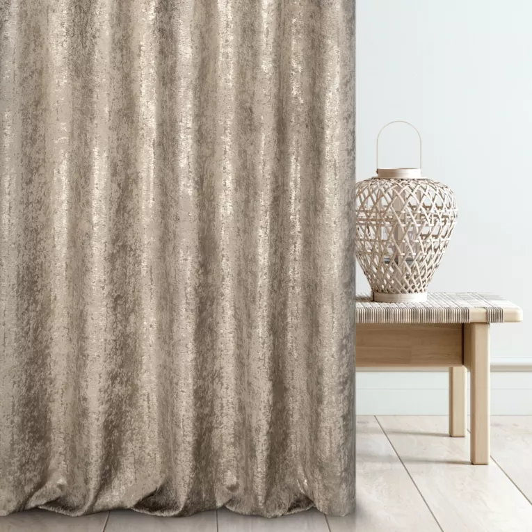 Zasłona szyta na taśmie 5 cm beżowo złocista z grubej, welwetowej tkaniny z efektem przecieranego wzoru, zdobiona delikatnie połyskującym nadrukiem