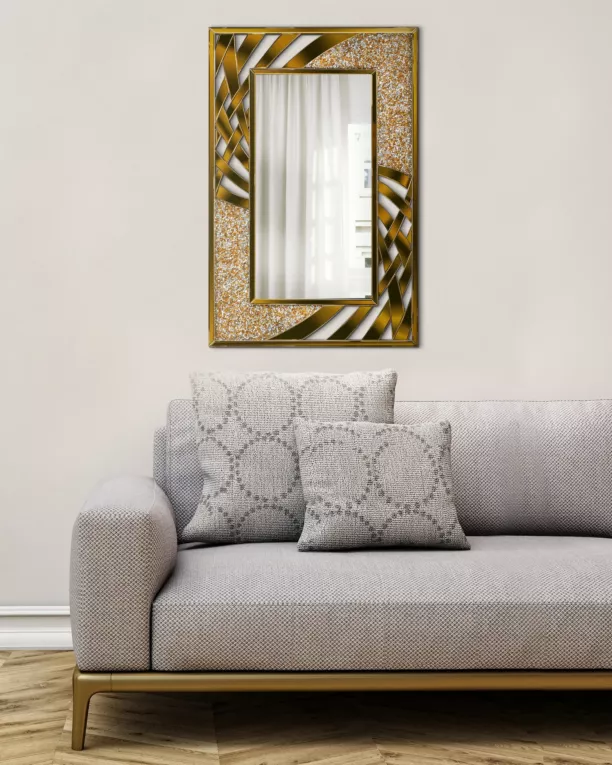 Lustro w dekoracyjnej ażurowej ramie z drobnymi kryształkami