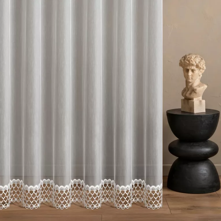 Firana szyta na taśmie 5 cm biała z delikatnej tkaniny typu Aden zdobionej aplikacją z wzorem geometrycznym