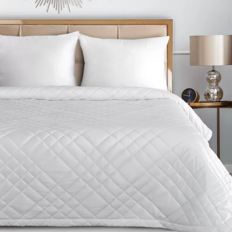 Narzuta welwetowa biała 220x240 cm z geometrycznym przeszyciem RIA 6