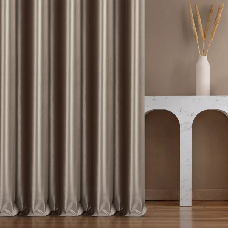 Zasłona szyta na taśmie 5 cm ciemnobeżowa z miękkiej półmatowej tkaniny welwetowej