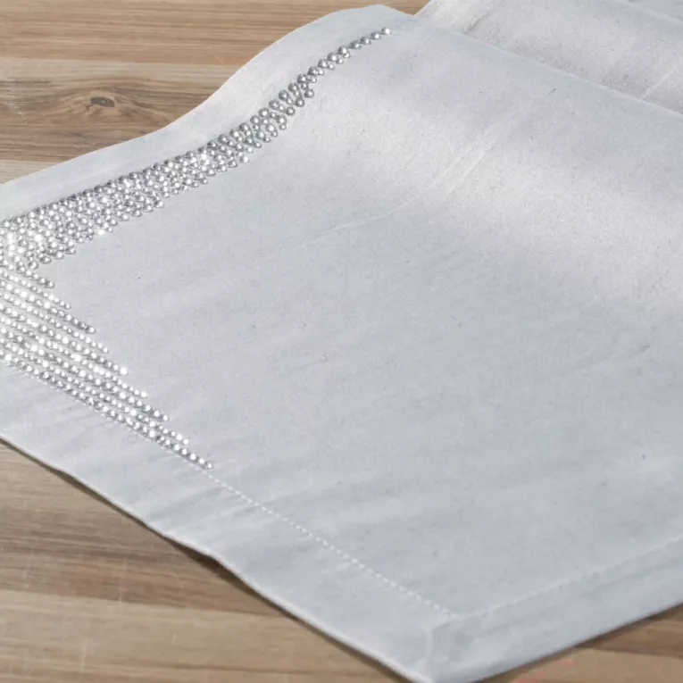 Ekskluzywny obrus KLARA zdobiony aplikacją z cyrkoniami