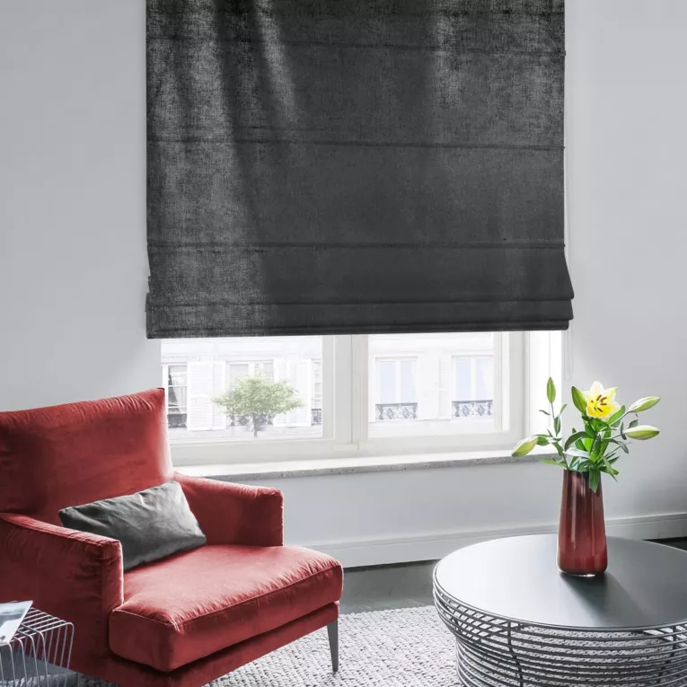 Roleta rzymska ELITE czarno srebrna miękka, welwetowa, typu BLACKOUT 100% zaciemniająca, z połyskującym nadrukiem, o gramaturze 400g/m2