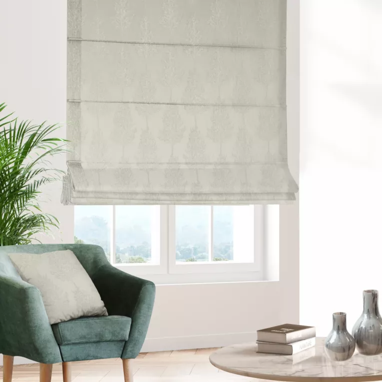 Roleta rzymska kremowo srebrna z tkaniny w botaniczny wzór przetykany nicią metaliczną Italissima Eva Minge