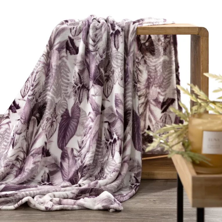 Koc polarowy 150x200 cm fioletowo, biały zdobiony nadrukiem egzotycznych liści DAVOS