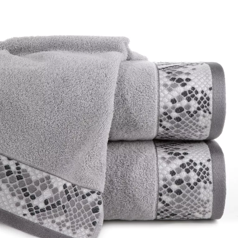 Ręcznik GISEL z żakardową bordiurą z motywem skóry węża